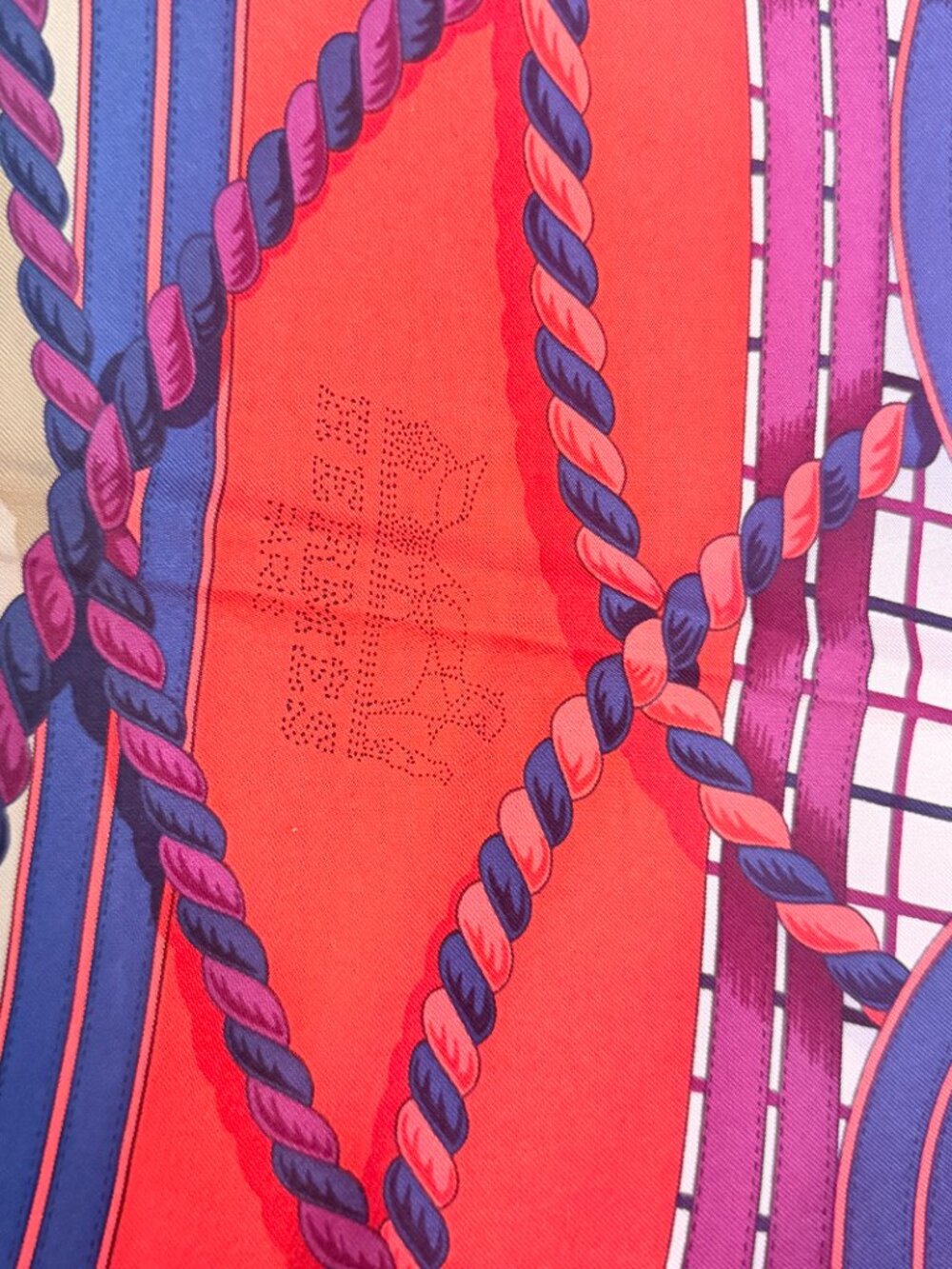 Auth HERMÈS Iconic Grand Tenue Silk Scarf, an Elizabeth II favorite design - Picture 2 of 10